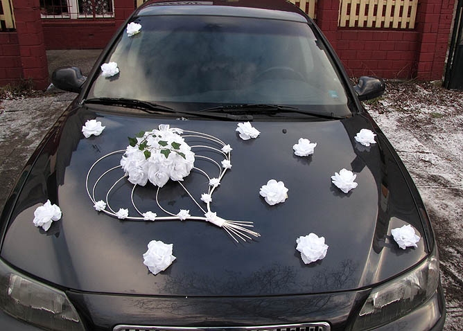 Svatební dekorace na auto - Výzdoba auta srdce s růžemi