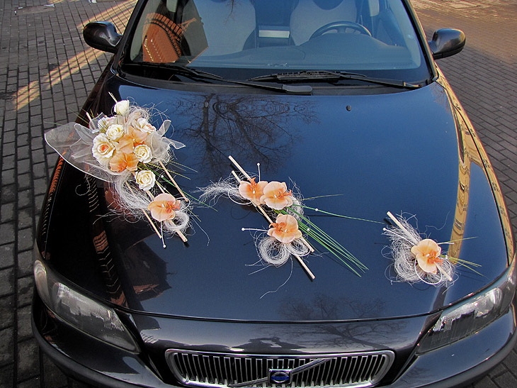 Svatební dekorace na auto - Výzdoba auta květy