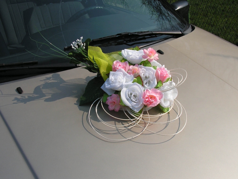 Svatební dekorace na auto - Výzdoba auta květiny