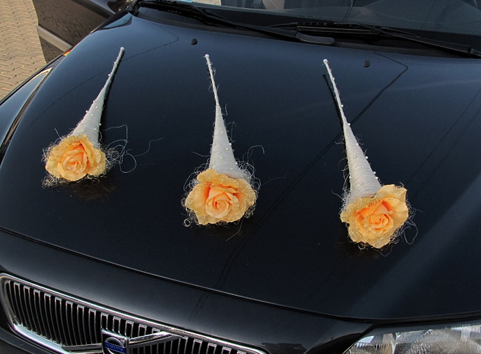 Svatební dekorace na auto - Výzdoba na auto tři květiny