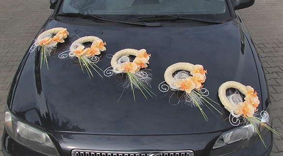 Svatební dekorace na auto - Výzdoba na auto věnečky s květy
