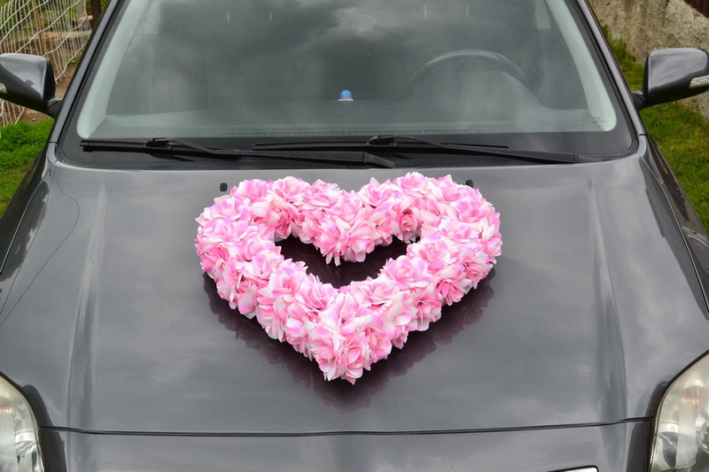 Svatební dekorace na auto - Květinové srdce - růžové