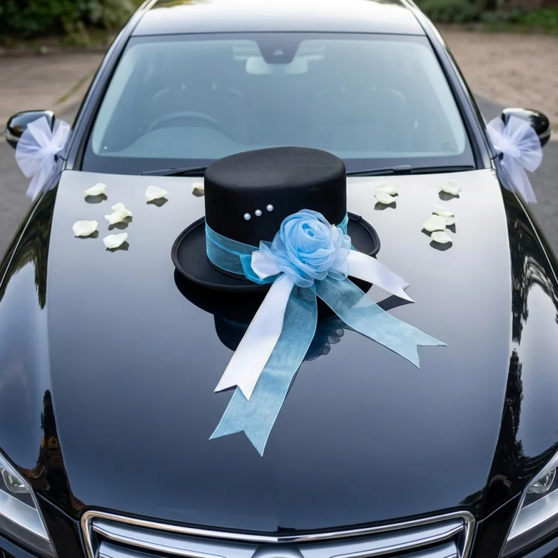 Svatební dekorace na auto - Svatební cylindr na auto – modrá mašle s růží