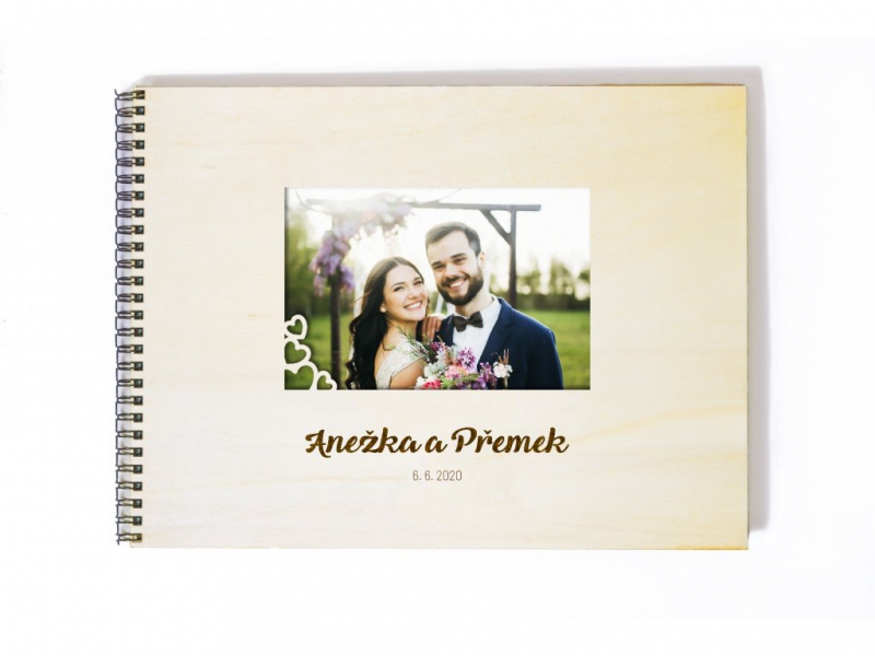 Svatební knihy a fotoalba - Svatební fotoalbum s úvodní fotografií srdce