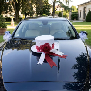 Bílý svatební cylindr na auto – bordó mašle s růží