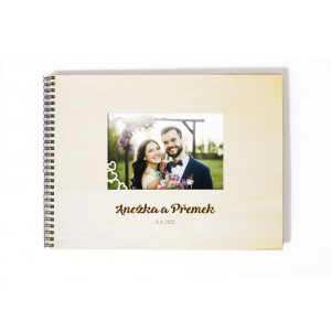 Svatební fotoalbum s úvodní fotografií srdce